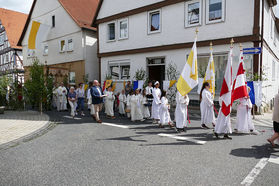 Fronleichnamsprozession durch die Straßen von Naumburg (Foto: Karl-Franz Thiede)